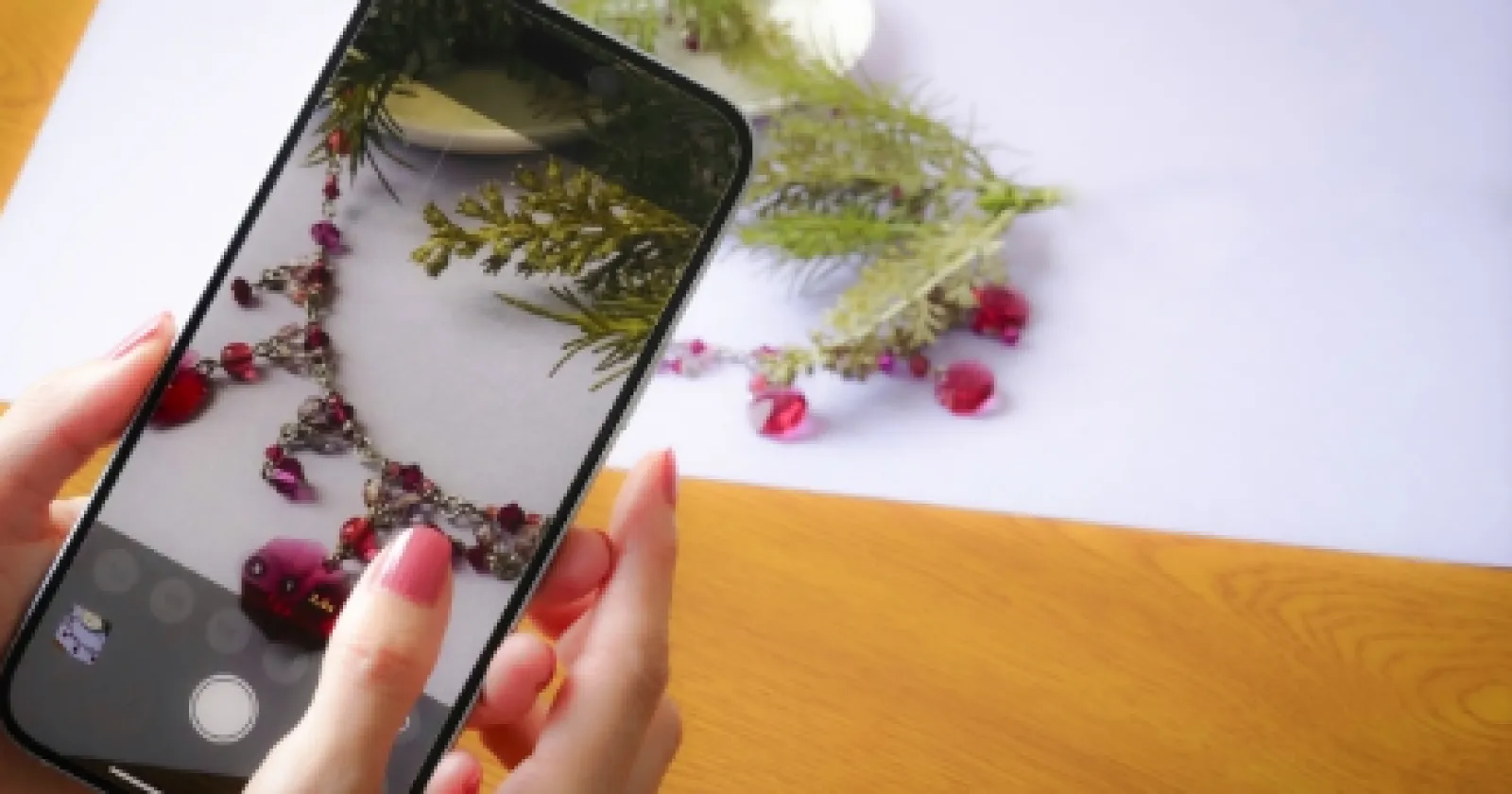 【時給1,400円】スマホで骨董品を撮影するフォトグラファー