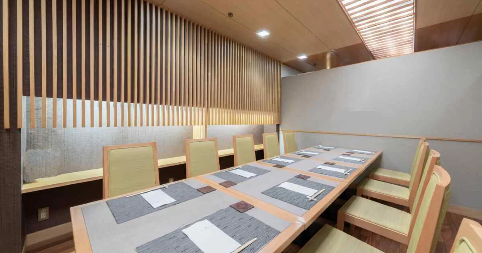 【時給1,400円】老舗日本料理店でホール接客のお仕事