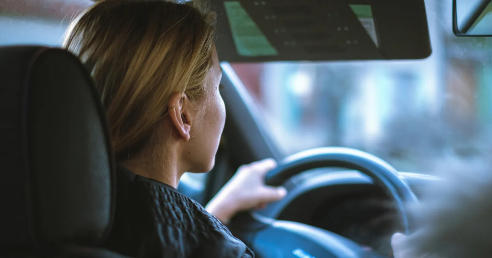 インストラクター/教習所で運転に必要な技術と知識を教える仕事
